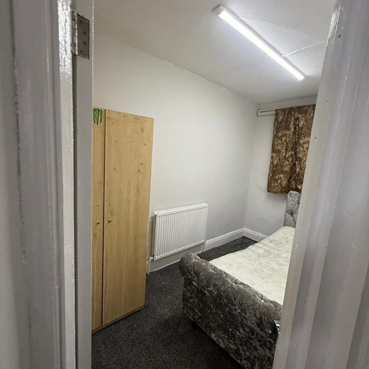Room in a Shared House, London Road, CR7 - Photo 1