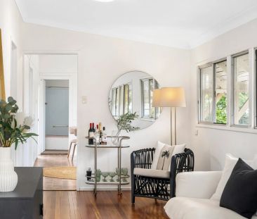 Freshly Updated 3-Bedroom Home in Prime Scarborough Location. Conta... - Photo 1