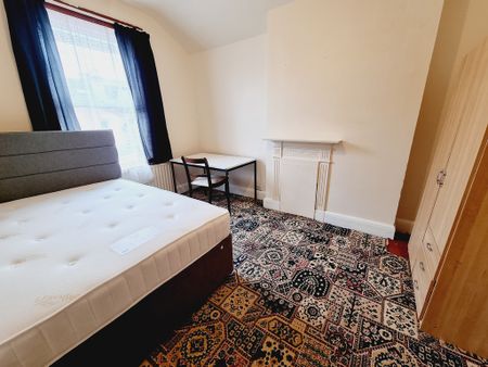 7 Bed Student Accommodation - Photo 3