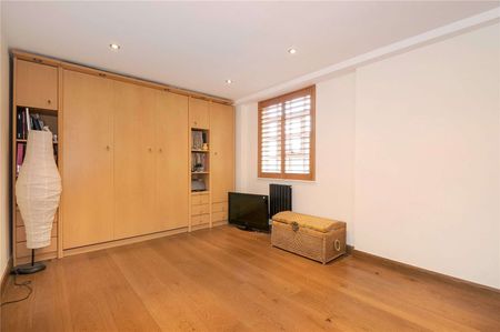 SHORT LET A beautifully appointed, two bedroom apartment, situated on the 4th floor of this popular, river fronted warehouse, located in central Wapping. - Photo 3