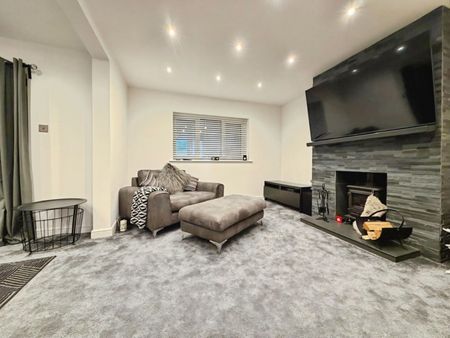 4 bedroom House To Let - Photo 3