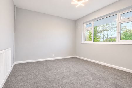 2 bedroom Flat in Prospect Road, Farnborough - Photo 2