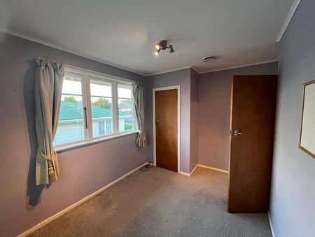 4 bdrm family home, massive yard and garden! - Photo 2