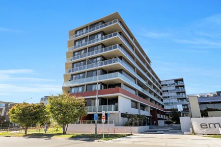 Convenient, waterside living. - Photo 2
