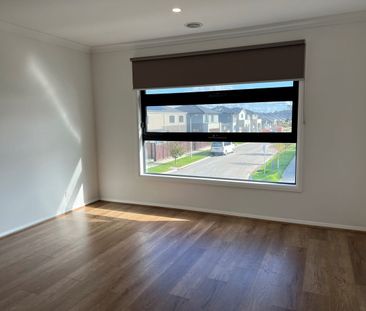 Spacious 4-Bedroom, 3-Bathroom Family Home in the Sought-After Arca... - Photo 2