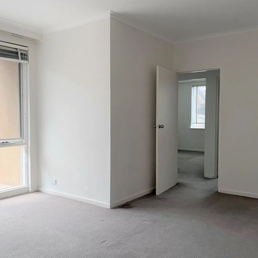 Convenient Ground Floor Two Bedroom Apartment - Photo 1