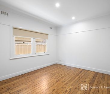 CHARMING & CENTRAL HOME - Photo 4