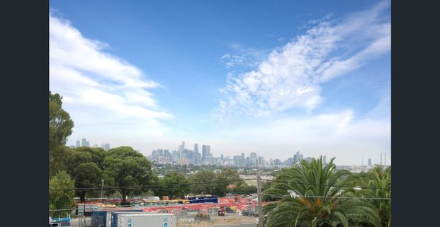 Beautifully presented two bedroom apartment - Photo 1