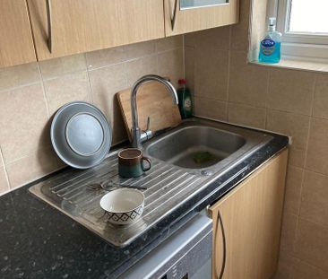 1 bedroom in a flat share to rent - Photo 2