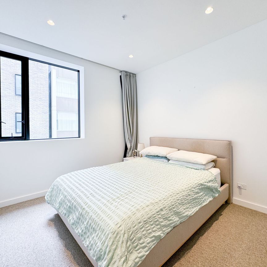 Stunning Nearly New Fully Furnished 3-Bedroom Apartment in the Heart of Bondi Junction - Photo 1