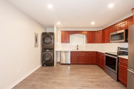 BEAUTIFUL 2 BEDROOM MAIN UNIT IN WELLAND!! - Photo 5