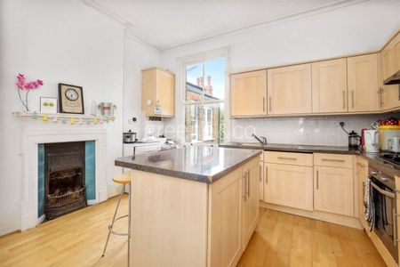3 bedroom flat to rent - Photo 4