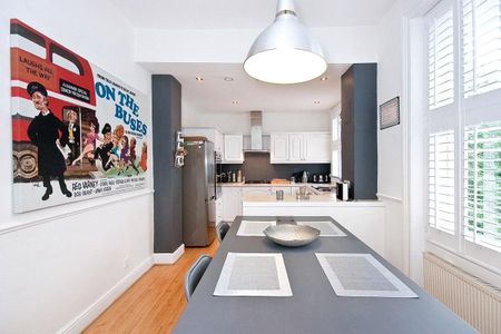 2 bedroom flat in London - Photo 4