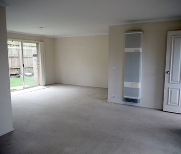 Spacious Three-Bedroom Unit in a Quiet Court Location - Photo 3