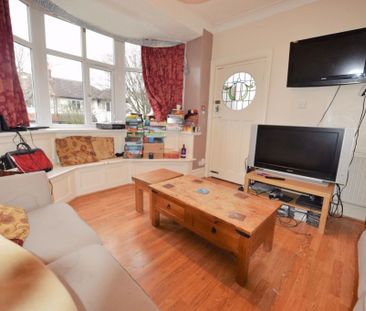 7 bedroom House in Moor Park Drive, Leeds - Photo 1