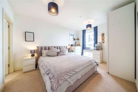 Three bedroom apartment in Nine Elms - Photo 5