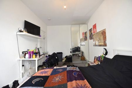 2 bedroom Flat in Kelso Road, Leeds - Photo 5