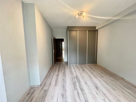 Ruim 2-slaapkamer appartement met terras (40m²) en autostaanplaats! - Foto 4