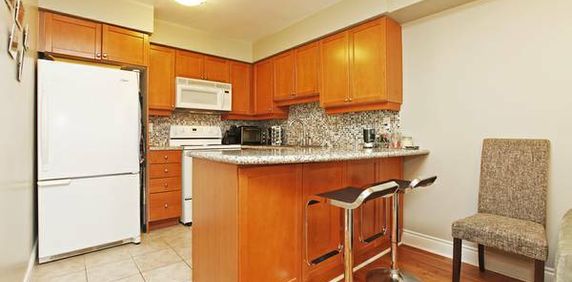 Beautifully decorated furnished 1 bedroom condo with parking - Photo 2