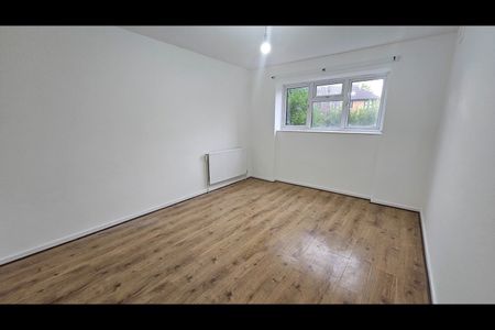 3 Bed Flat, East Ham, E6 - Photo 5