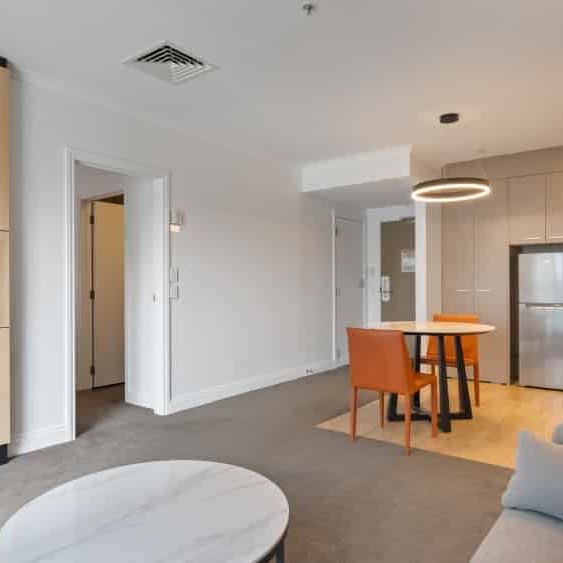 Chic 1-Bedroom Fully Furnished Apartment - Photo 1