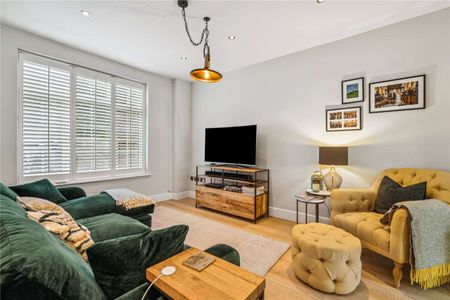 Stylish three bedroom family home with west facing garden near Richmond Park - Photo 5