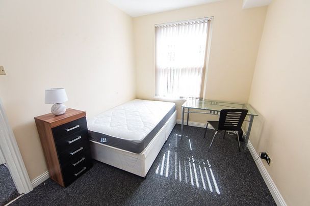 Elizabeth Street, Hyde Park, Leeds - Photo 1