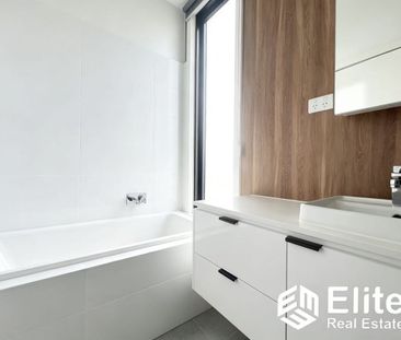 Stylish 3 Bedroom Townhouse in Prime Doncaster Location - Photo 5