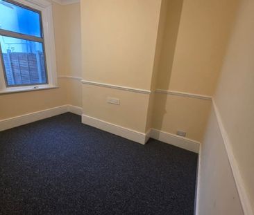 2 Bed Flat, Thackeray Road, E6 - Photo 3