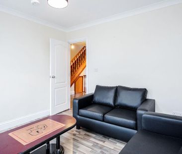 3 bedroom flat to rent - Photo 2