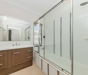 Immaculate 4-Bedroom Residence with Pool in Bohle Plains! - Photo 5