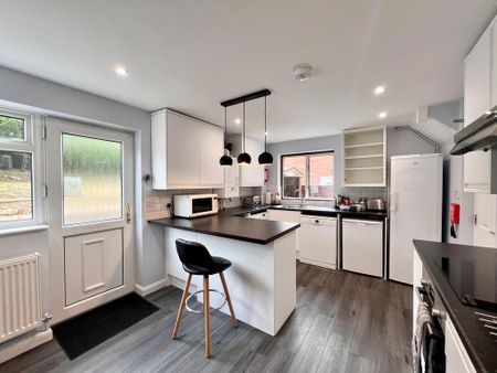 1 bedroom in a house share to rent - Photo 4