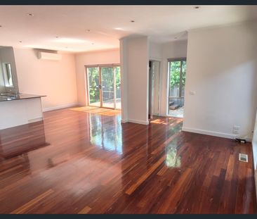 TRANQUIL SINGLE LEVEL LIVING - Photo 3