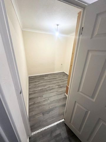 3 bedroom end of terrace house to rent - Photo 2