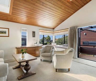 Sunny and light, brick and cedar townhouse - Photo 2