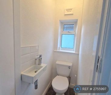 3 bedroom semi-detached house to rent - Photo 5