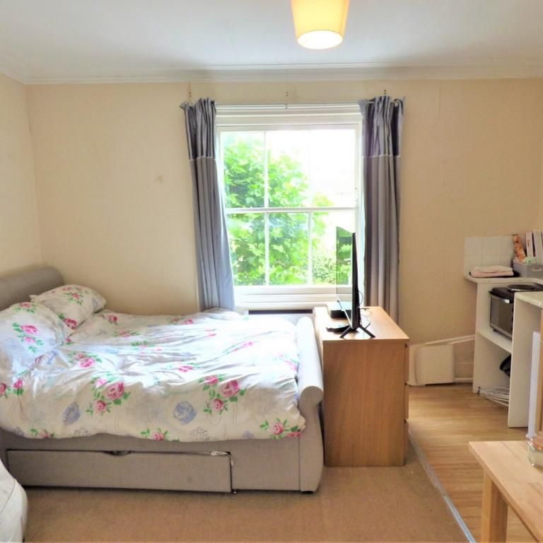 Studio to rent - Photo 1