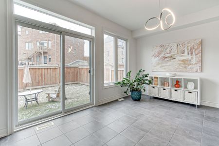 For Lease - 29 Pear Blossom Way, East Gwillimbury, Ontario - Photo 2