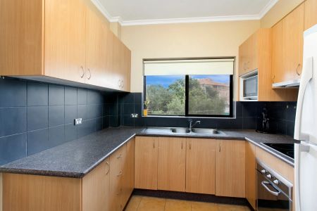 Bright 2 Bedroom Unit with LUG in a Convenient Location - Photo 5