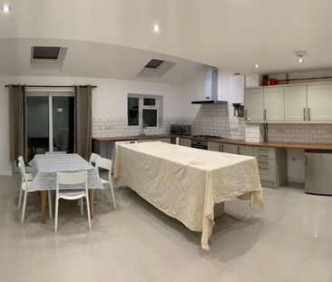 Perfect 6 Bed student home Room 2 - Photo 1