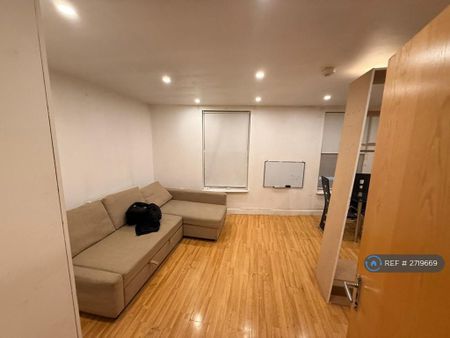 3 bedroom flat to rent - Photo 3
