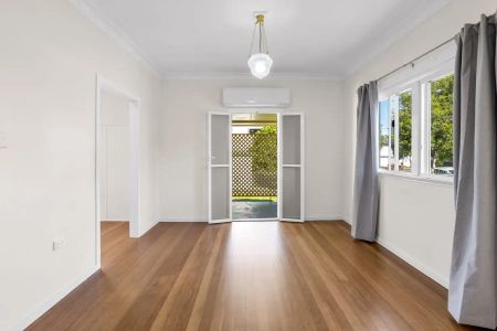 “Low Maintenance and Walking Distance to Transport and Shops!” - Photo 3