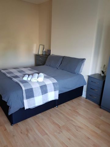 4 bedroom semi-detached house to rent - Photo 5