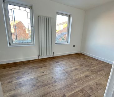 3 Bed Terraced House, Castle Close, E9 - Photo 3