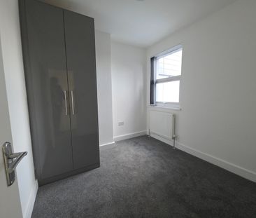 3 Bed Flat, Great West Road, TW8 - Photo 3