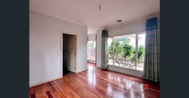 Spacious Three-Bedroom Townhouse with Lush Courtyard and Modern Comforts - Photo 1