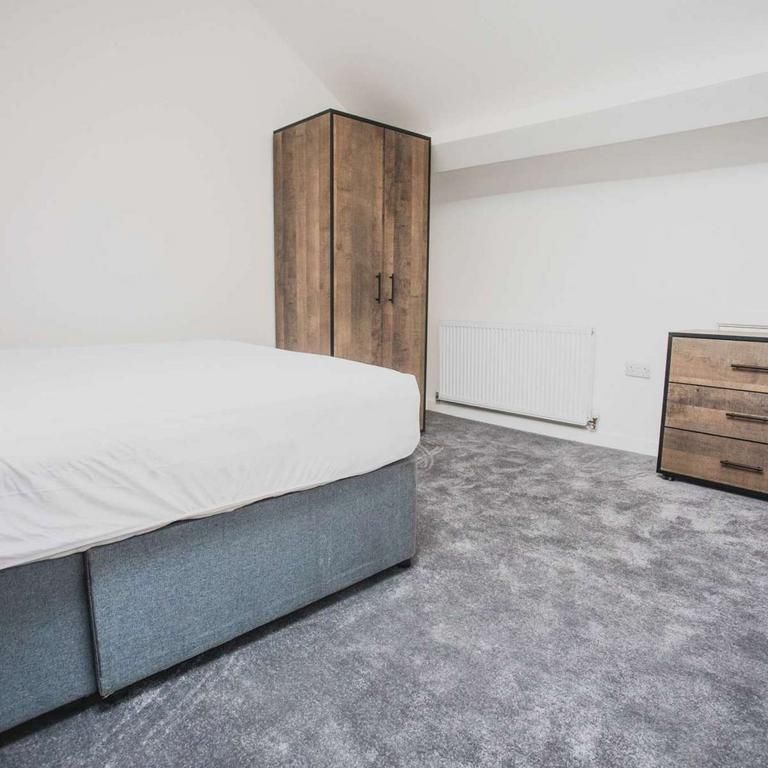 13 bedroom house of multiple occupation to rent - Photo 1