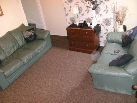 4 Bedroomed Student House - Photo 3