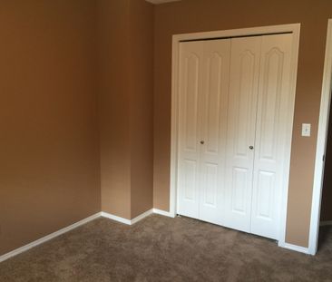 Spacious 3 Bed, 2.5 Bath Townhouse End Unit - Walk to the Beach! - Photo 5