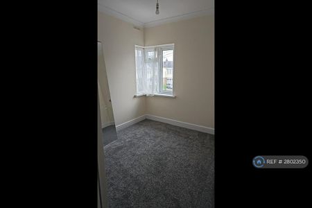 4 bedroom flat to rent - Photo 4